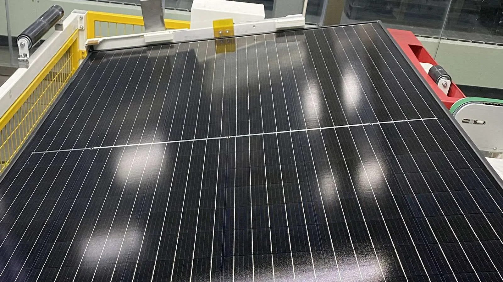 Production de panneaux solaires à demi-cellules coupées Production de panneaux solaires à demi-cellules coupées