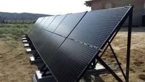 Off-Grid-Solarsysteme mit schwarzen Solarmodulen