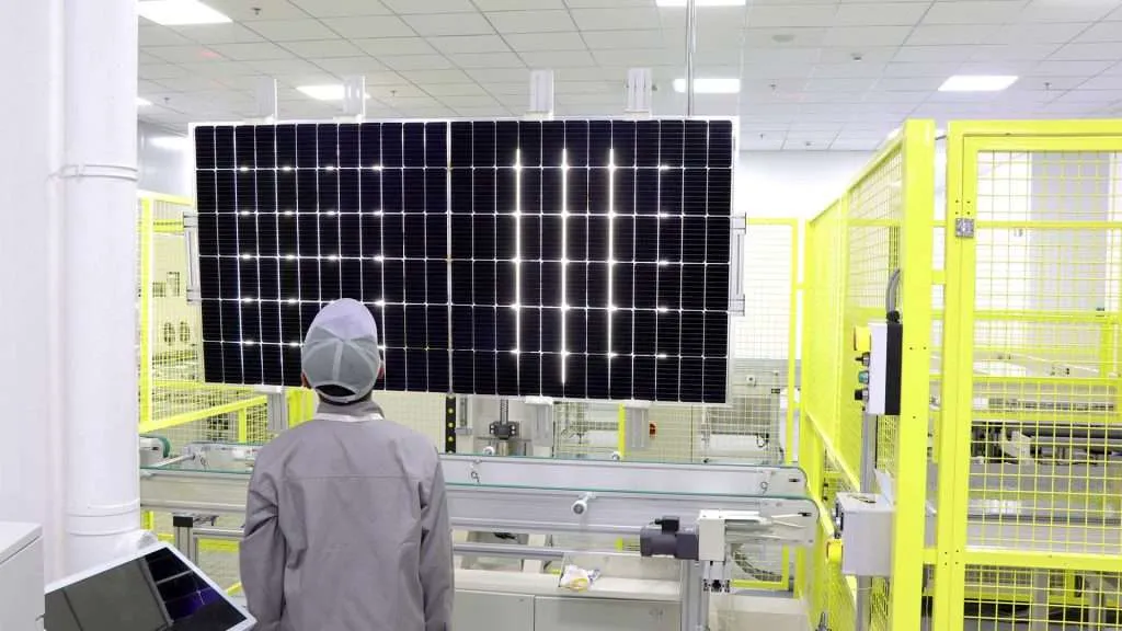 производство-двойных-стеклянных-двусторонних-солнечных-панелей-couleenergy-solar-solutions