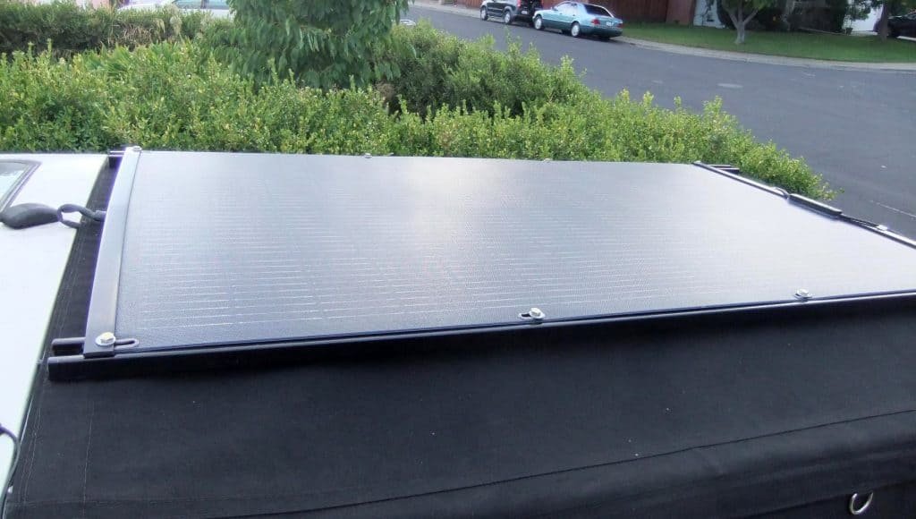 La instalación adecuada con espaciadores permite el flujo de aire debajo del panel, lo que extiende significativamente la vida útil.