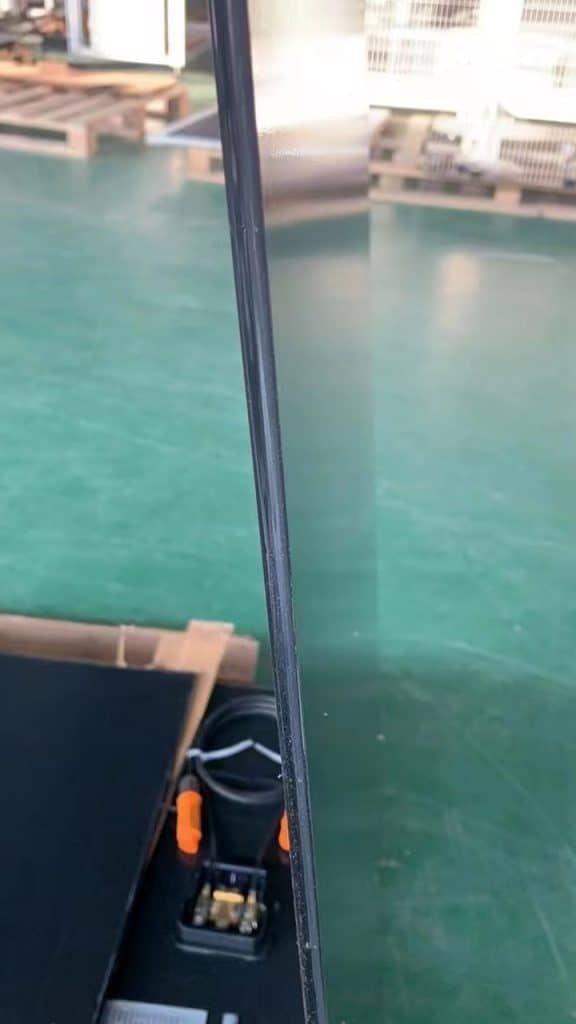 Muestra del espesor del panel solar de doble vidrio en el taller de Couleenergy