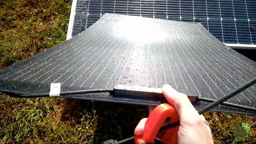 El agua se acumula y se desliza por las superficies de ETFE, llevándose consigo el polvo y la suciedad.