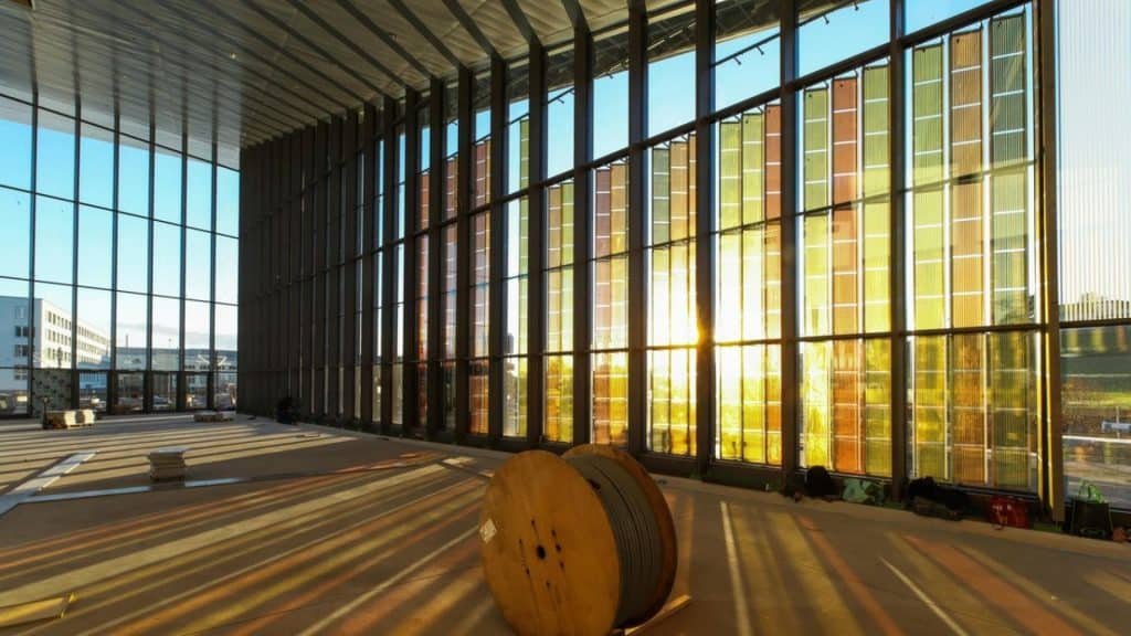 Ventanas generadoras de electricidad con paneles solares transparentes, integración de vidrio fotovoltaico