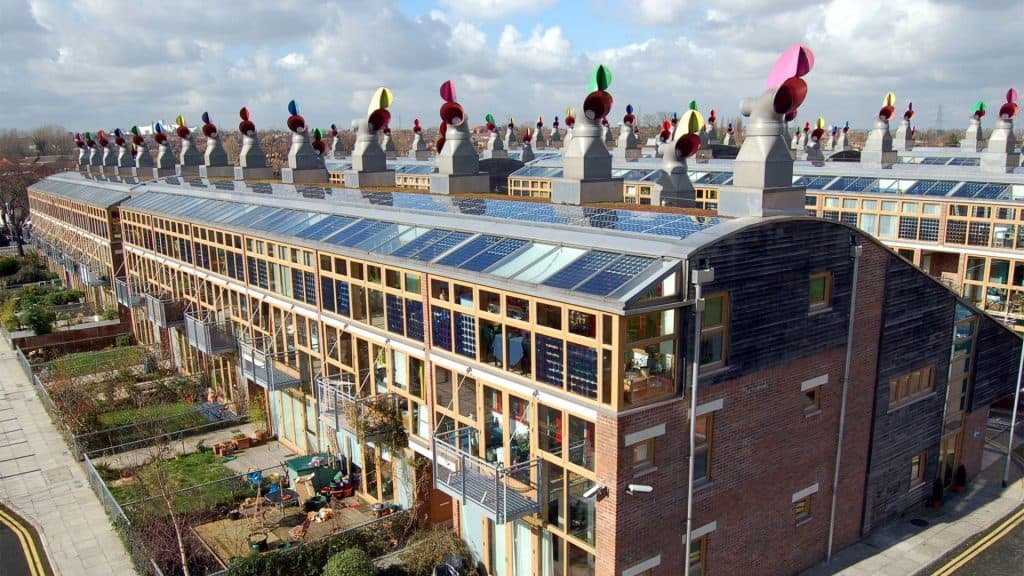 Edificio moderno que exhibe paneles solares estéticamente integrados como parte de su diseño arquitectónico, tragaluz BIPV o estructura de techo.