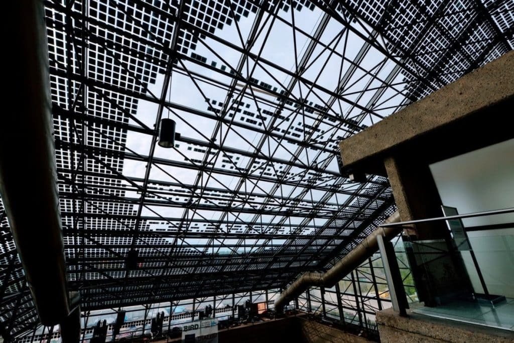 Les puits de lumière en verre de l'atrium ensoleillé du Centre des congrès d'Edmonton, installés par Kuby Energy, représentent la plus grande installation BIPV au Canada. (Kuby Renewable Energy)