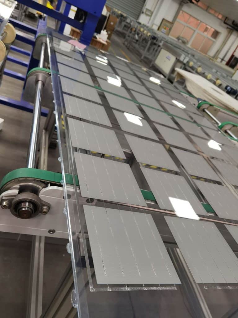 Production de panneaux solaires en verre personnalisés Couleenergy