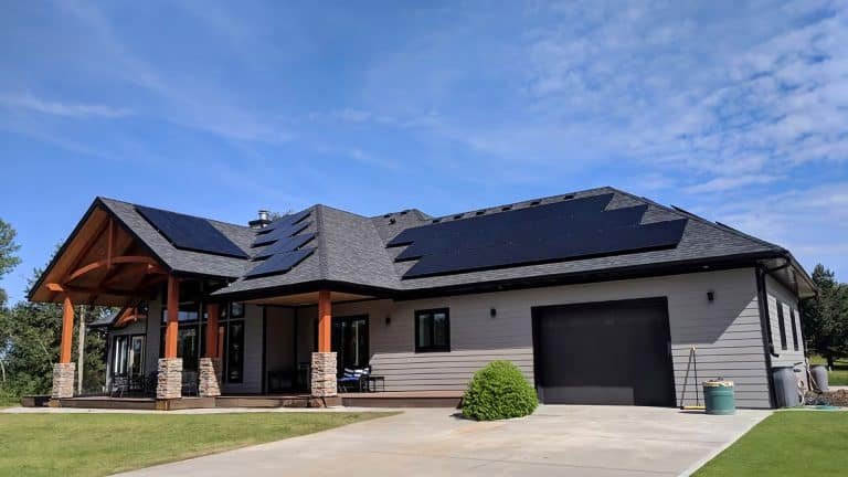 Moderne Solaranlage auf dem Dach mit schwarzen Photovoltaikmodulen