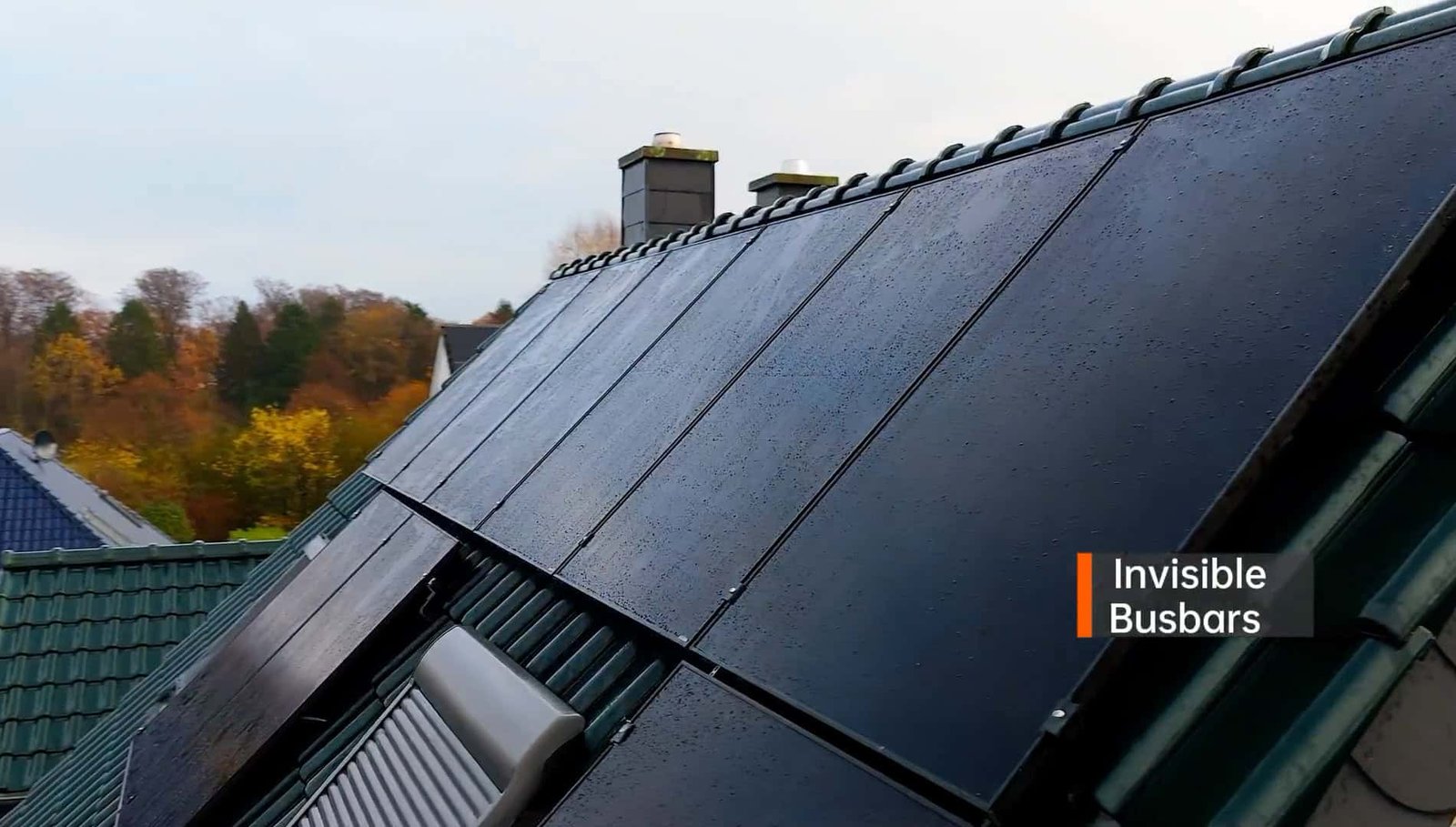 Módulos solares de alta eficiencia, completamente negros y con contacto posterior, instalados en tejados. Barras colectoras invisibles que aportan un aspecto estético.