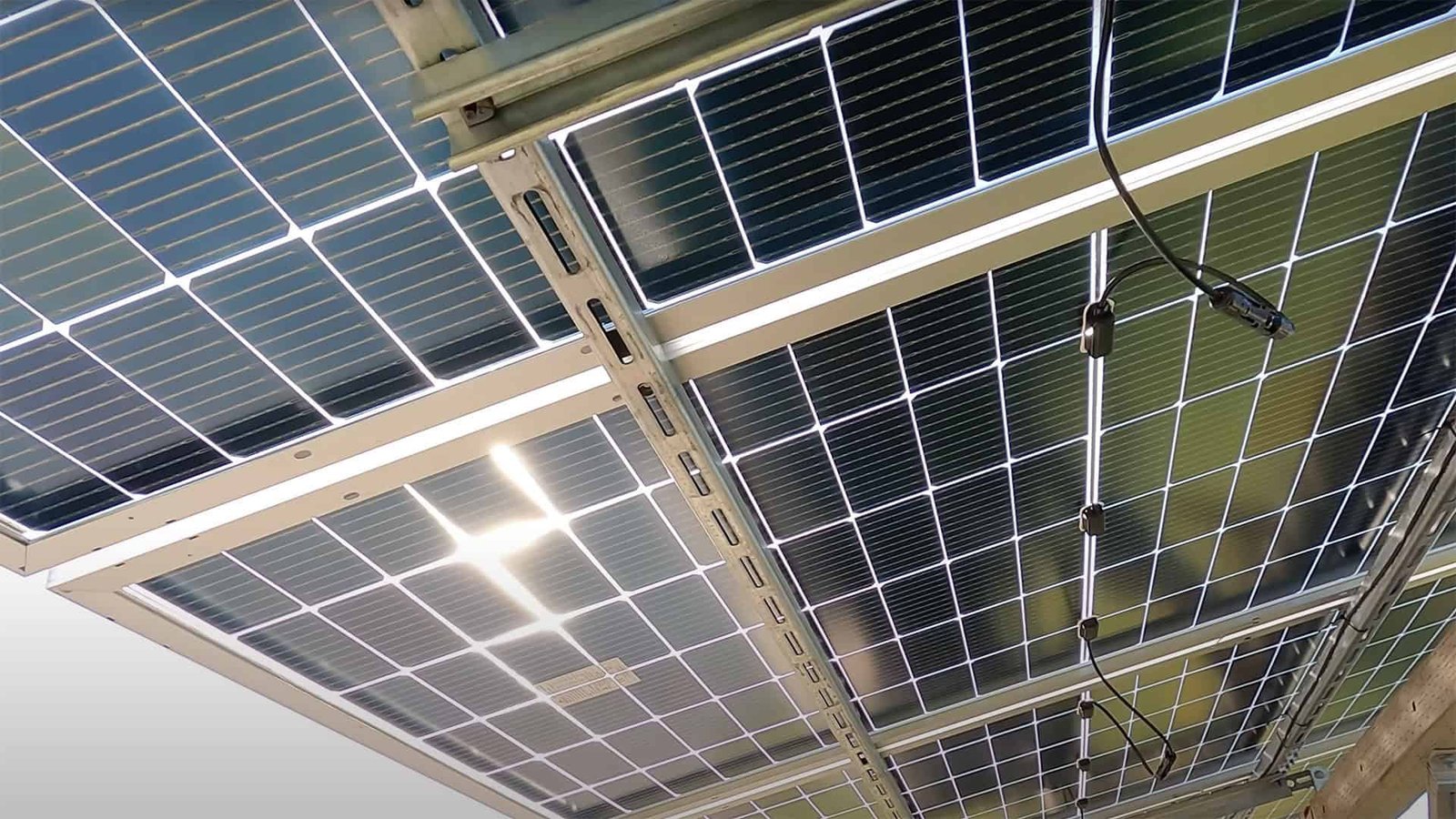 Choisissez le bon : Guide de décision entre panneaux solaires bifaciaux et panneaux solaires bi-verre