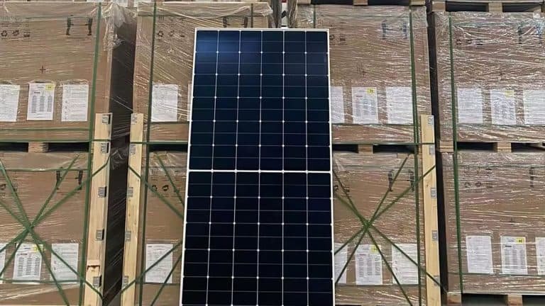 Производитель солнечных панелей с антибликовым покрытием, использующий технологию BC.