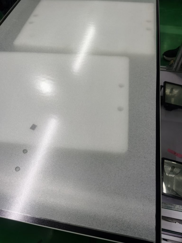 تصنيع الزجاج على الألواح الشمسية الزجاجية باستخدام شريط مانع التسرب البوتيلي للحصول على أفضل حماية من الرطوبة