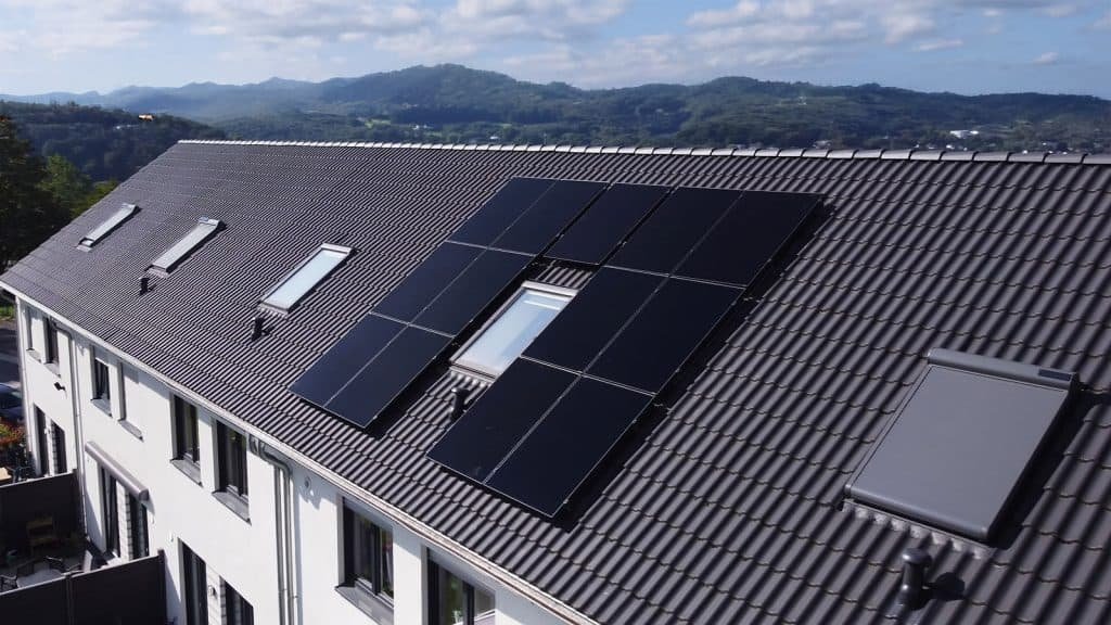 aesthetic back contact solar modules on residential rooftops anti glare all black design
