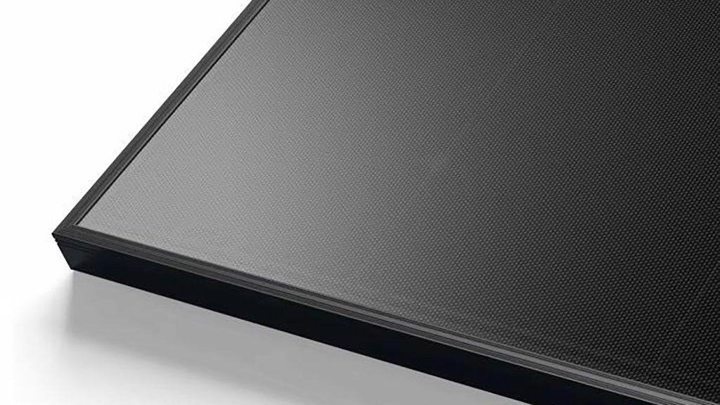 Módulo solar con superficie frontal limpia y completamente negra, contacto posterior, barra colectora cero