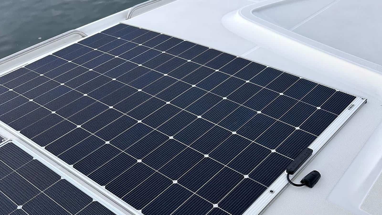 El mejor fabricante de paneles solares semiflexibles para barcos.
